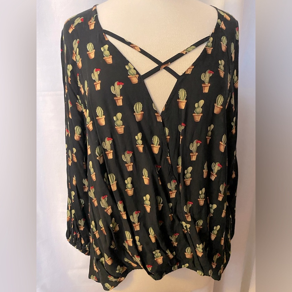 Cactus blouse with unique neckline detail - Picture 1 of 3